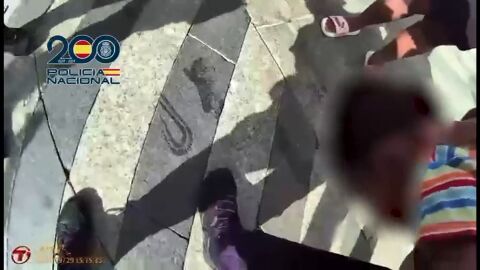 El momento en el que los agentes atienden al beb&eacute;