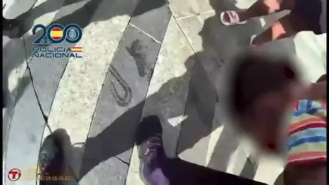 El momento en el que los agentes atienden al bebé El momento en el que los agentes atienden al bebé
