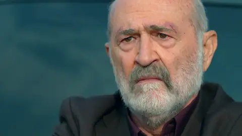 Ecmel descubre que Cihan Deniz es su nieto justo cuando está a punto de hacerle daño Ecmel descubre que Cihan Deniz es su nieto justo cuando está a punto de hacerle daño