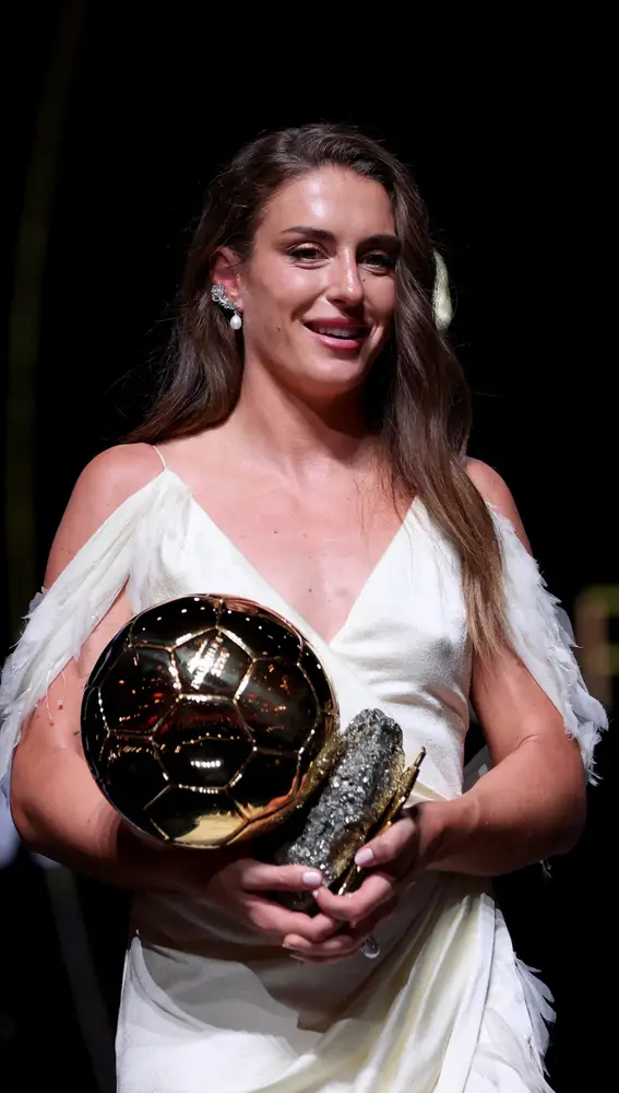 Alexia Putellas posando con el Balón de Oro Alexia Putellas posando con el Balón de Oro