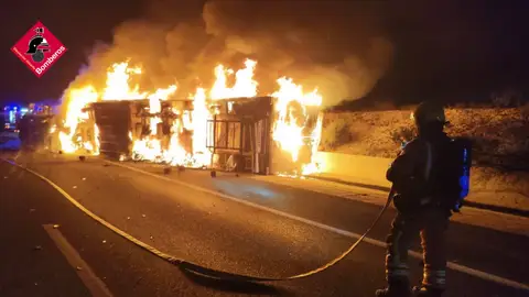 Camión incendiado en la A-33, a la altura de Villena, Alicante Camión incendiado en la A-33, a la altura de Villena, Alicante