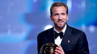 Harry Kane posa con el trofeo del Bal&oacute;n de Oro 2026