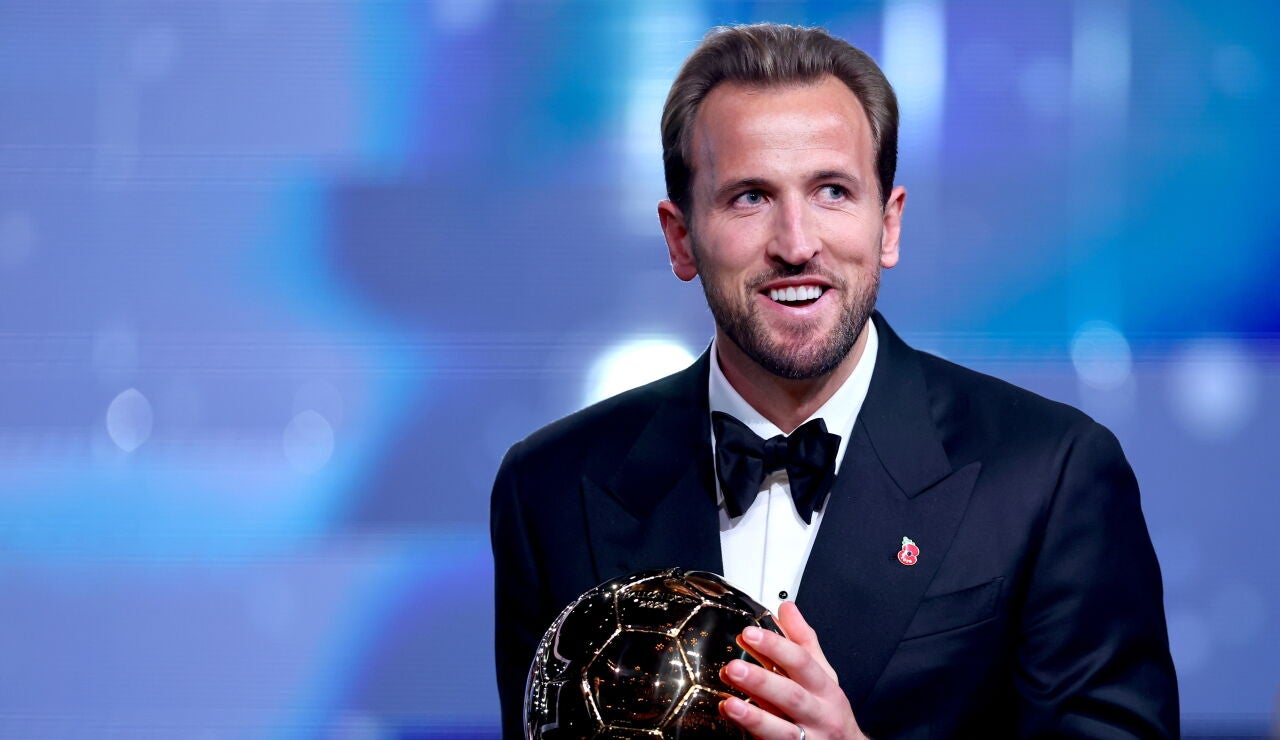 Harry Kane posa con el trofeo del Bal&oacute;n de Oro 2026