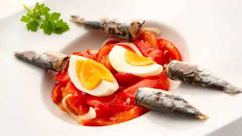 Ensalada de pimientos morrones con sardinillas Ensalada de pimientos morrones con sardinillas