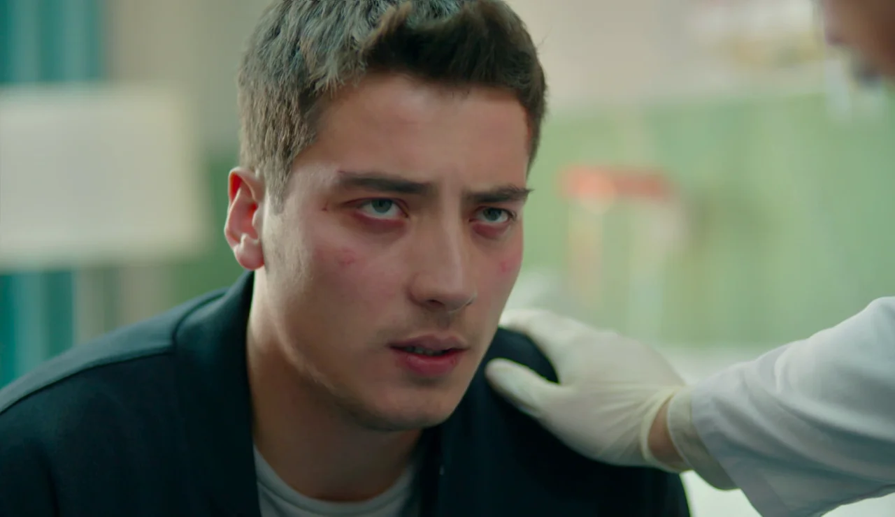 Kaya vuelve a ver y Zerrin es la primera persona que aparece ante sus ojos