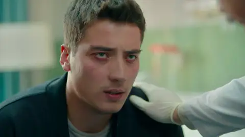 Kaya vuelve a ver y Zerrin es la primera persona que aparece ante sus ojos Kaya vuelve a ver y Zerrin es la primera persona que aparece ante sus ojos