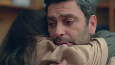 “Me siento impotente”: Cihan se sincera con Alya y revela lo que más le duele de su matrimonio “Me siento impotente”: Cihan se sincera con Alya y revela lo que más le duele de su matrimonio