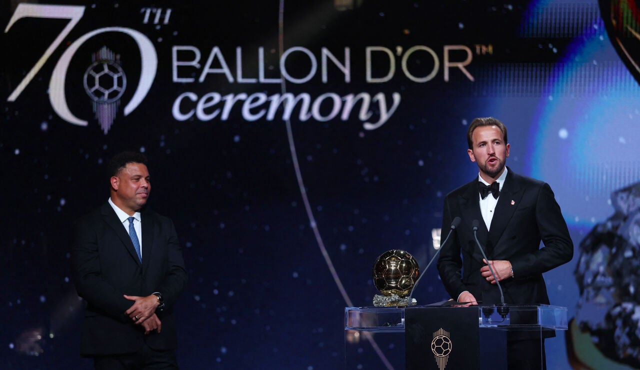 Harry Kane, tras ganar el Bal&oacute;n de Oro en Londres