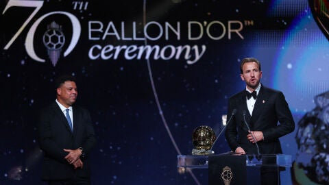 Harry Kane, tras ganar el Bal&oacute;n de Oro en Londres