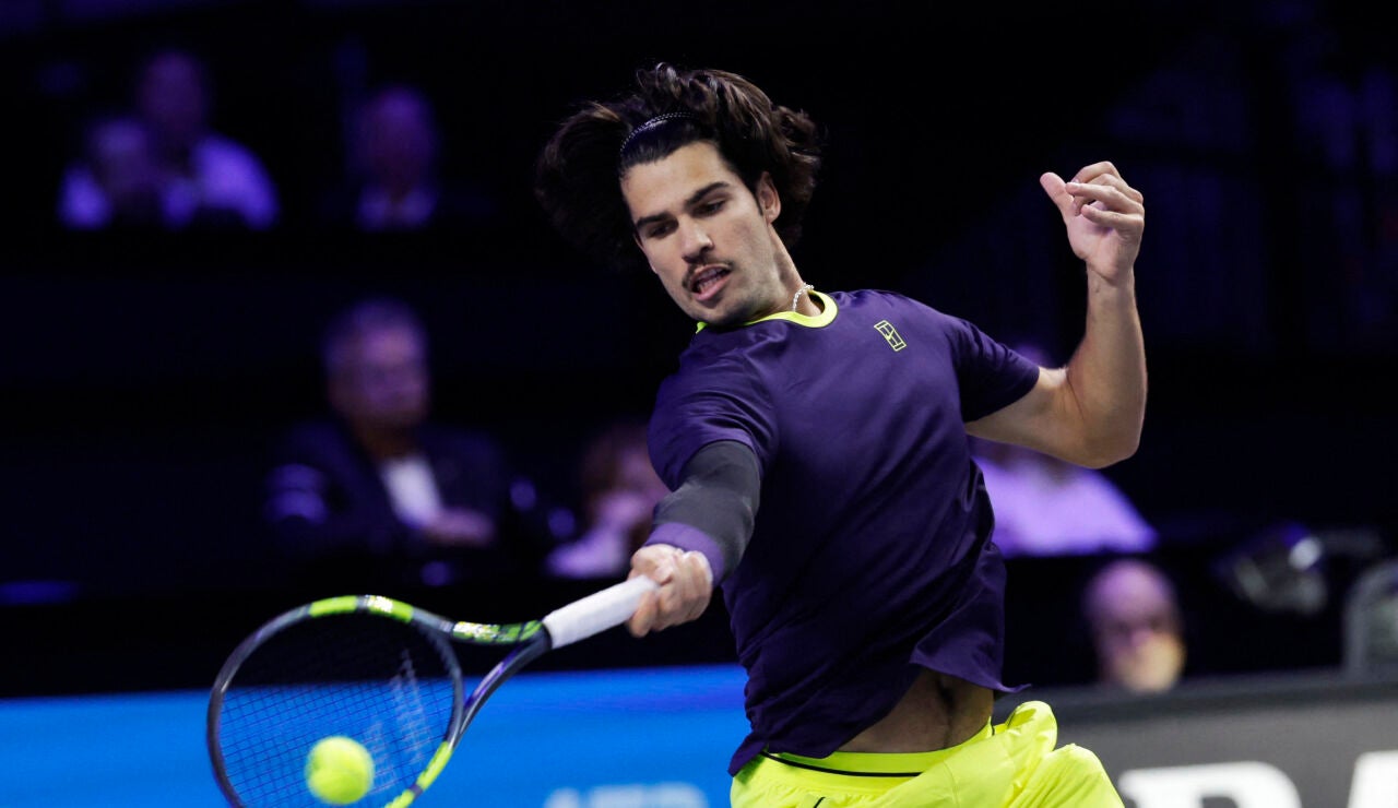 Carlos Alcaraz ejecuta una derecha ante Karen Khachanov en Viena