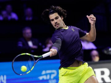 Carlos Alcaraz ejecuta una derecha ante Karen Khachanov en Viena