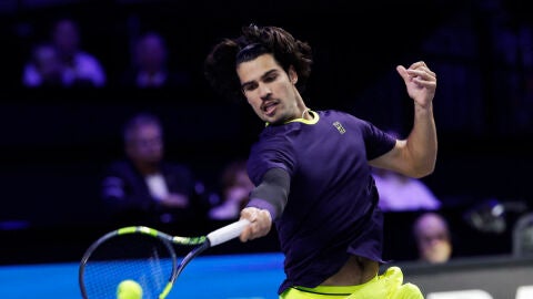 Carlos Alcaraz ejecuta una derecha ante Karen Khachanov en Viena