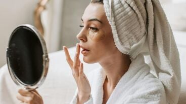Una mujer d&aacute;ndose crema