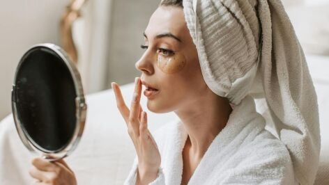 Una mujer d&aacute;ndose crema