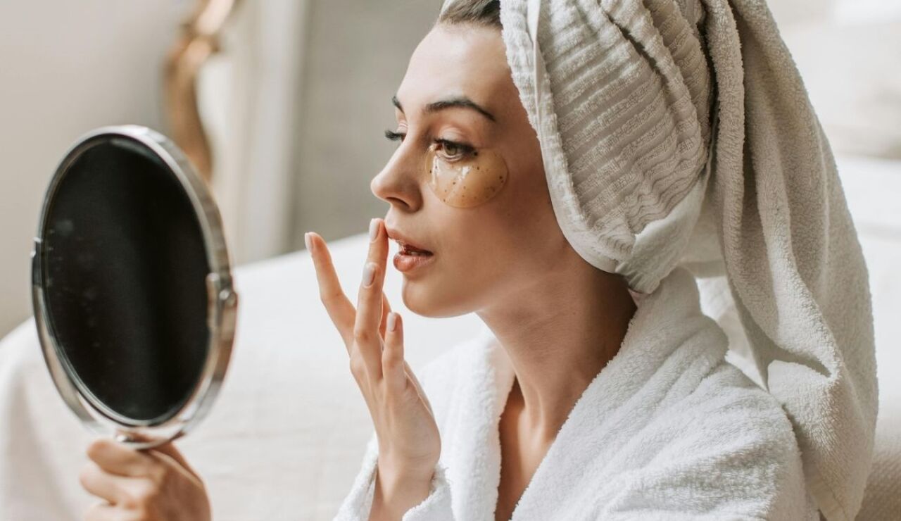 Una mujer d&aacute;ndose crema