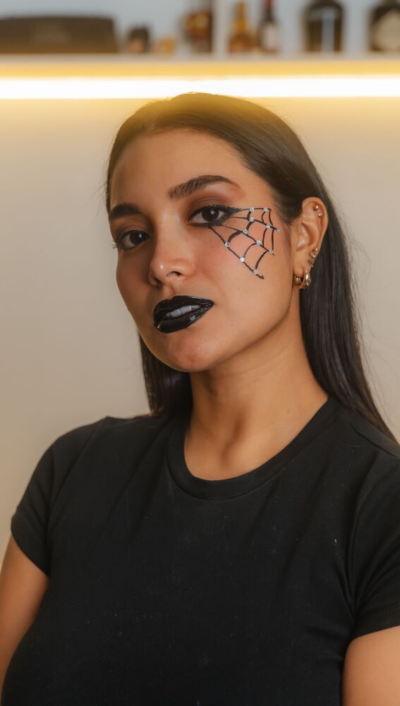 Mujer con un maquillaje sencillo de Halloween