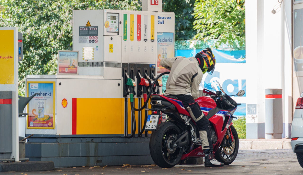 Repostando una moto sin bajarse de ella.