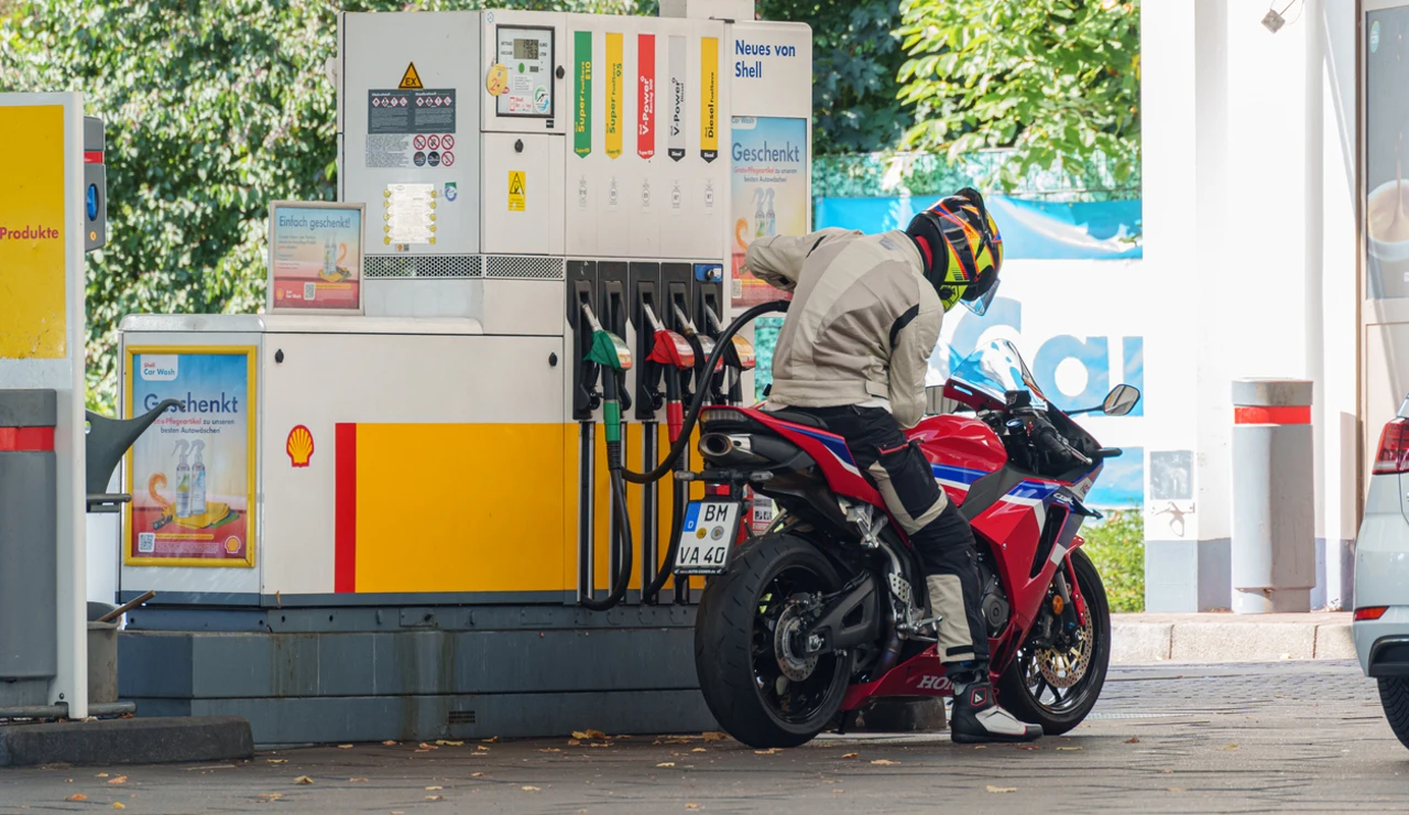 Repostando una moto sin bajarse de ella.