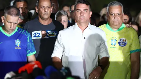 HUIDA BOLSONARO El candidato presidencial brasileño Flavio Bolsonaro, del Partido Liberal (PL), llega para hablar tras perder la segunda vuelta de las elecciones presidenciales en Brasilia, Brasil, el 25 de octubre de 2026.