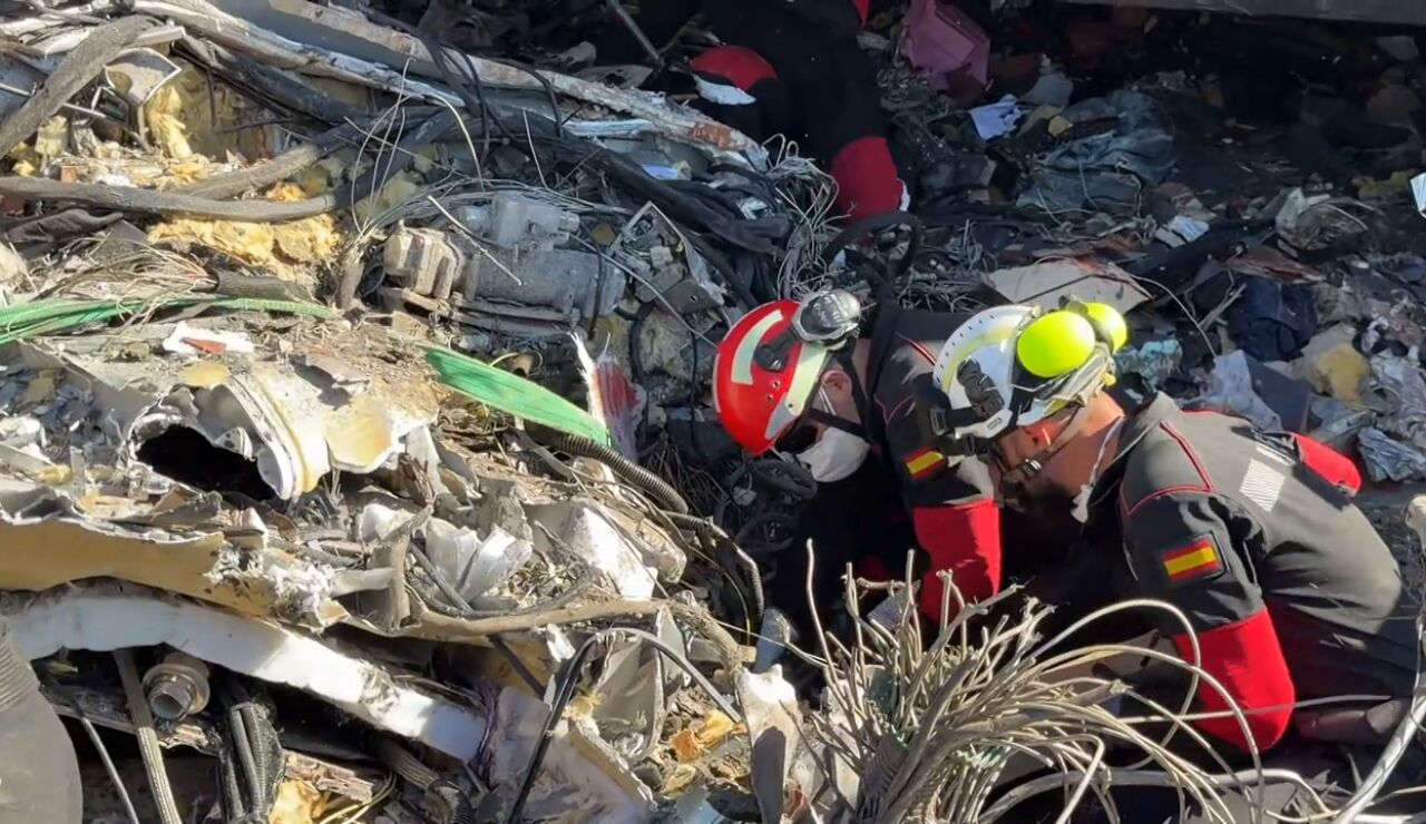 Las duras im&aacute;genes de la UME trabajando en la 'zona cero' del accidente de trenes de Toledo