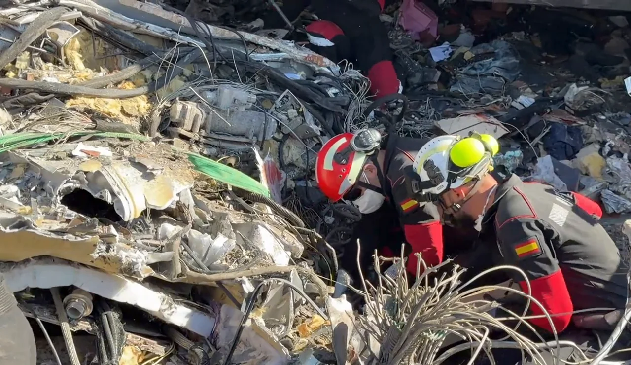 Las duras imágenes de la UME trabajando en la 'zona cero' del accidente de trenes de Toledo