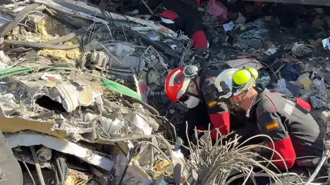 Las duras imágenes de la UME trabajando en la 'zona cero' del accidente de trenes de Toledo Las duras imágenes de la UME trabajando en la 'zona cero' del accidente de trenes de Toledo