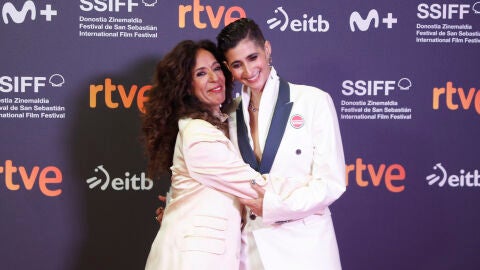 Alba Flores junto a su tía Rosario