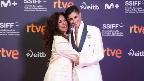 Alba Flores junto a su tía Rosario Alba Flores junto a su tía Rosario