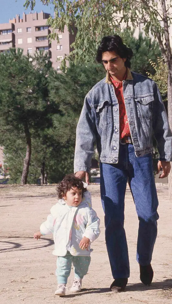 Antonio Flores junto a su hija Alba en 1987 Antonio Flores junto a su hija Alba en 1987