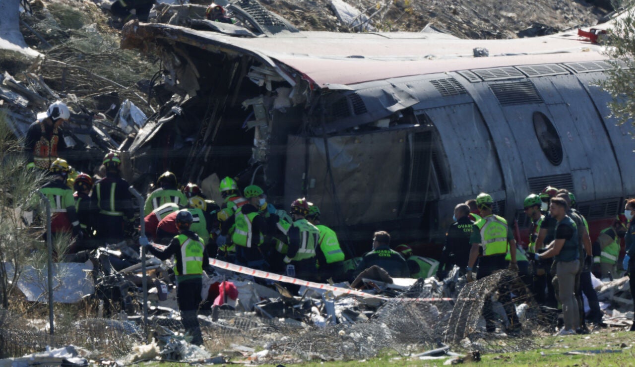 Los servicios de emergencia en el lugar del accidente en Urda, Toledo