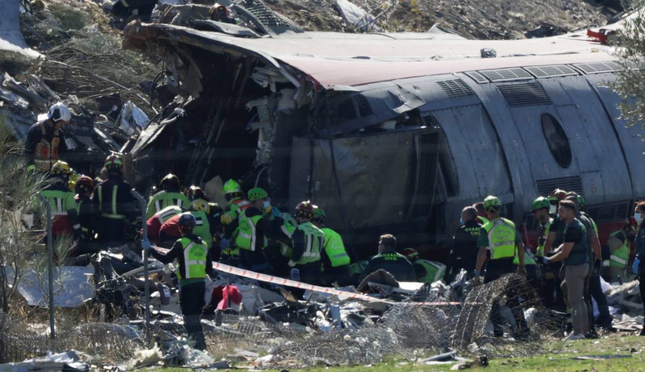 Los servicios de emergencia en el lugar del accidente en Urda, Toledo