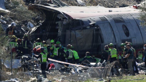 Los servicios de emergencia en el lugar del accidente en Urda, Toledo