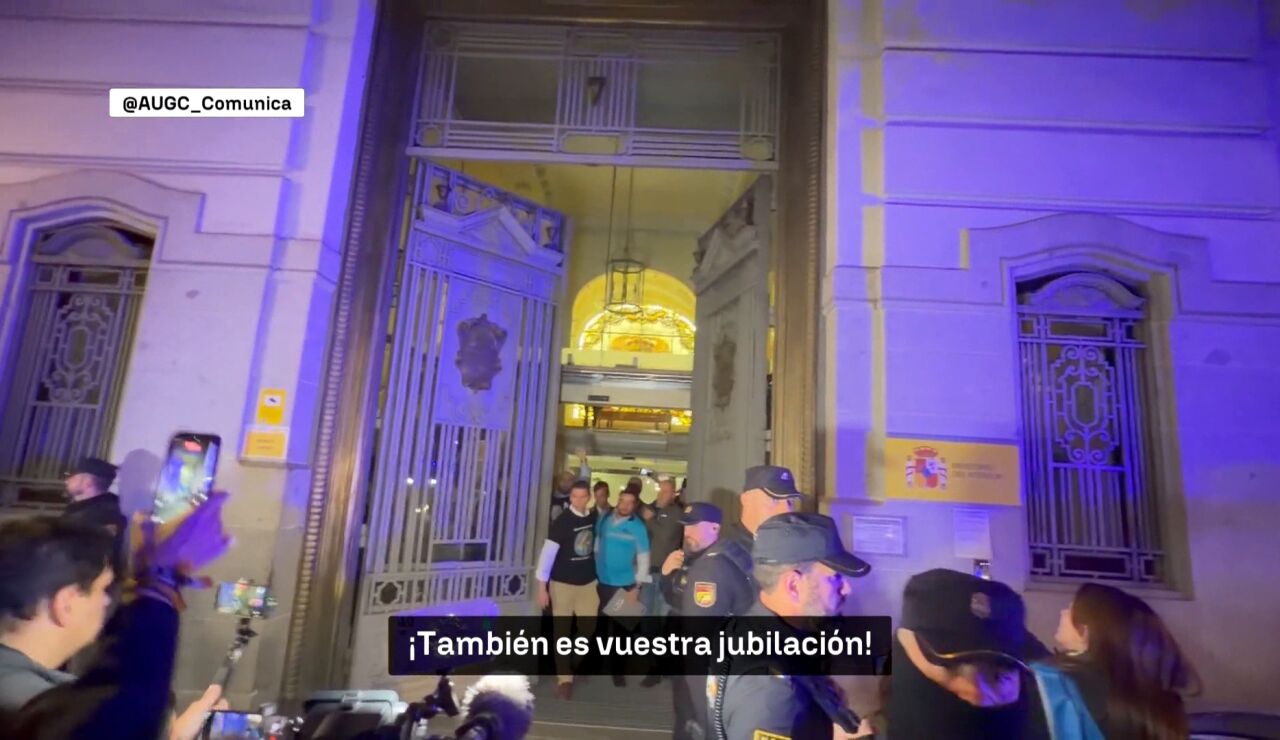 Desalojo de polic&iacute;as