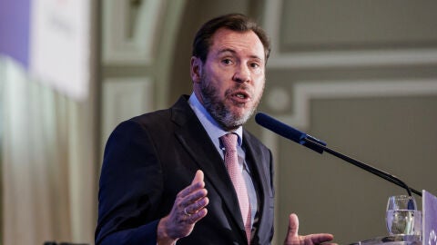 El ministro de Transportes y Movilidad Sostenible, &Oacute;scar Puente, interviene durante un desayuno informativo de F&oacute;rum Europa, en el hotel Mandarin Oriental Ritz, a 26 de octubre de 2026, en Madrid (Espa&ntilde;a).26 OCTUBRE 2026Carlos Luj&aacute;n / Europa Press26/10/2026