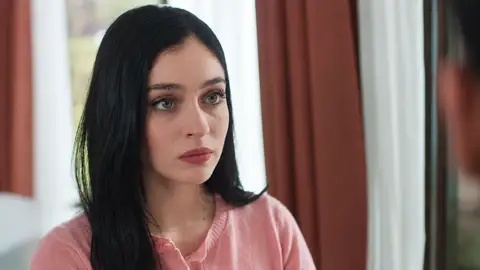 Serhat se resiste a perder a Zeynep, ¿y si ella es el amor que no puede dejar escapar? Serhat se resiste a perder a Zeynep, ¿y si ella es el amor que no puede dejar escapar?