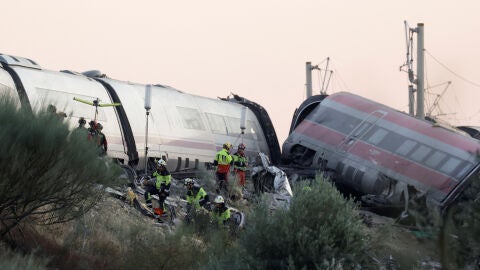 Los servicios de emergencia en la zona del accidente ferroviario en Urda, Toledo