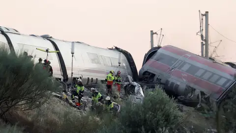 Los servicios de emergencia en la zona del accidente ferroviario en Urda, Toledo Los servicios de emergencia en la zona del accidente ferroviario en Urda, Toledo