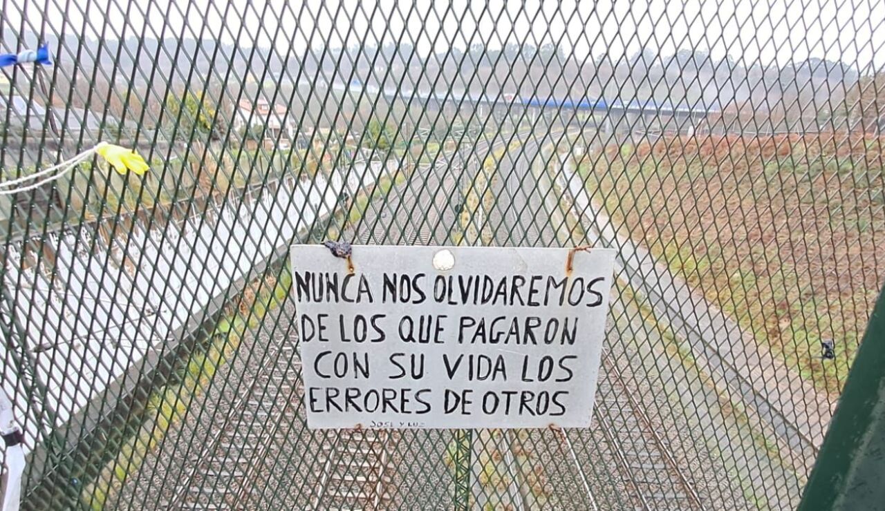 Homenaje a las v&iacute;ctimas de Angrois sobre las v&iacute;as