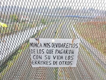 Homenaje a las v&iacute;ctimas de Angrois sobre las v&iacute;as