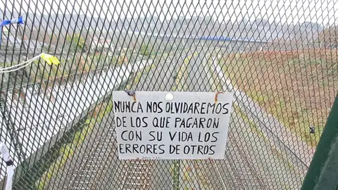 Homenaje a las víctimas de Angrois sobre las vías Homenaje a las víctimas de Angrois sobre las vías