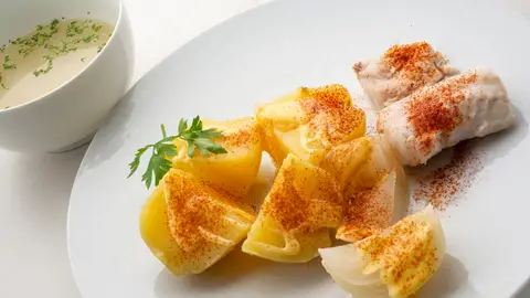 Karlos Arguiñao prepara a la sopa de arroz y merluza con patatas de la fan Antonia Mateo Karlos Arguiñao prepara a la sopa de arroz y merluza con patatas de la fan Antonia Mateo