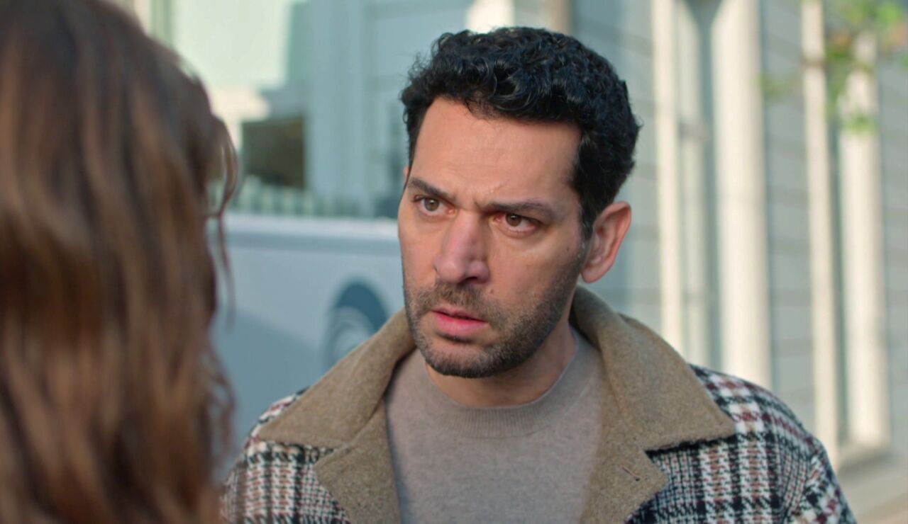 Berrak amenaza con dar a su beb&eacute; en adopci&oacute;n si Serhat se divorcia de ella