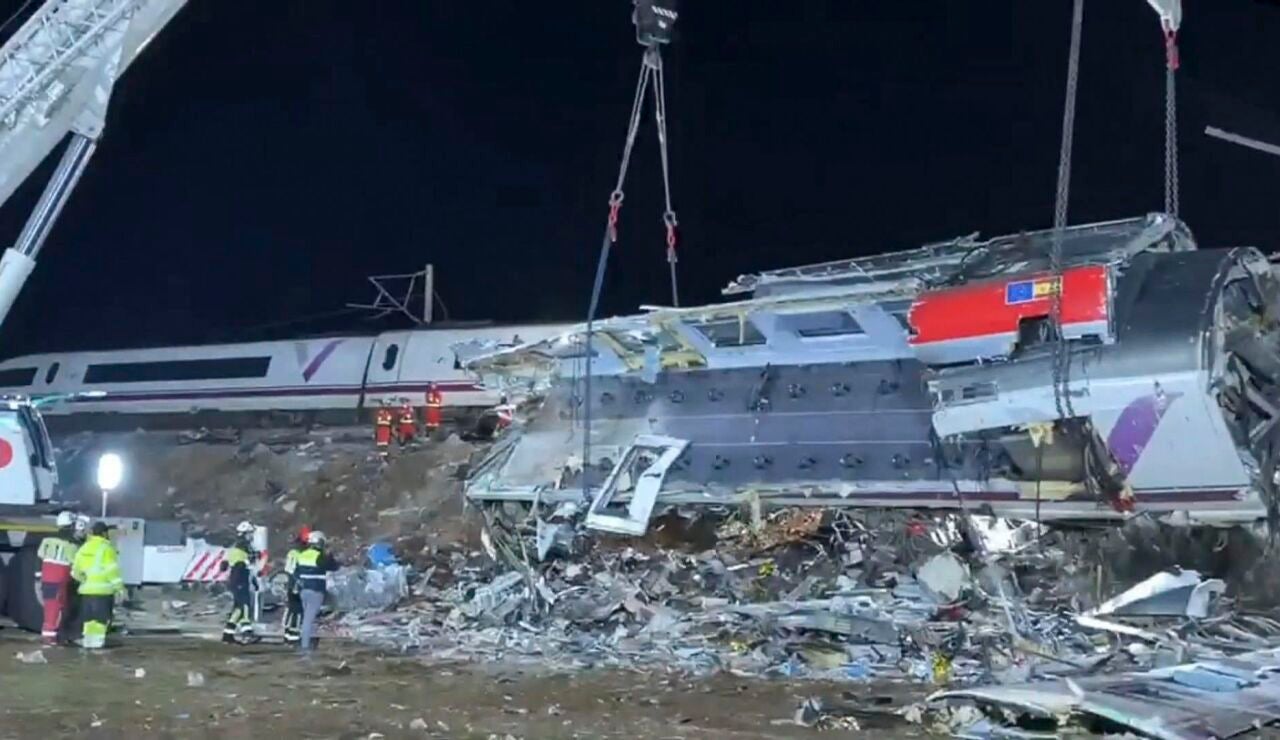 Tareas de rescate en el lugar del accidente de trenes en Urda