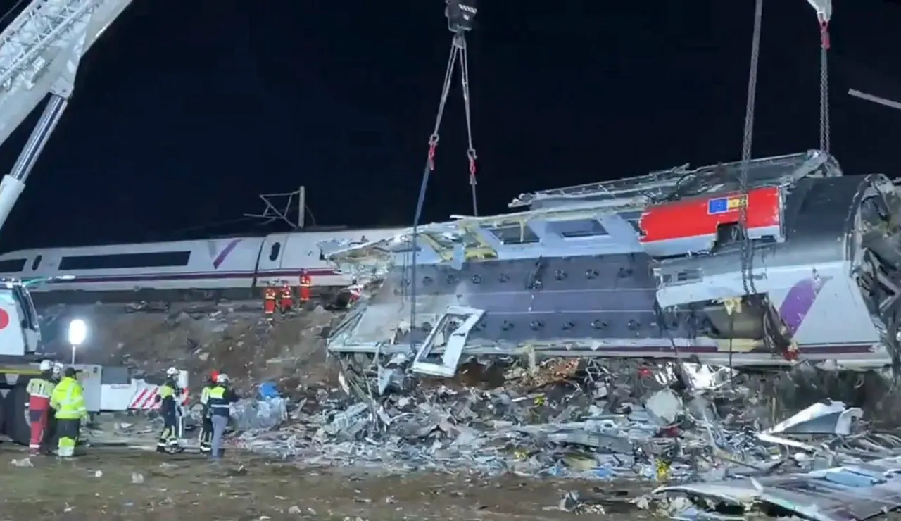 Tareas de rescate en el lugar del accidente de trenes en Urda