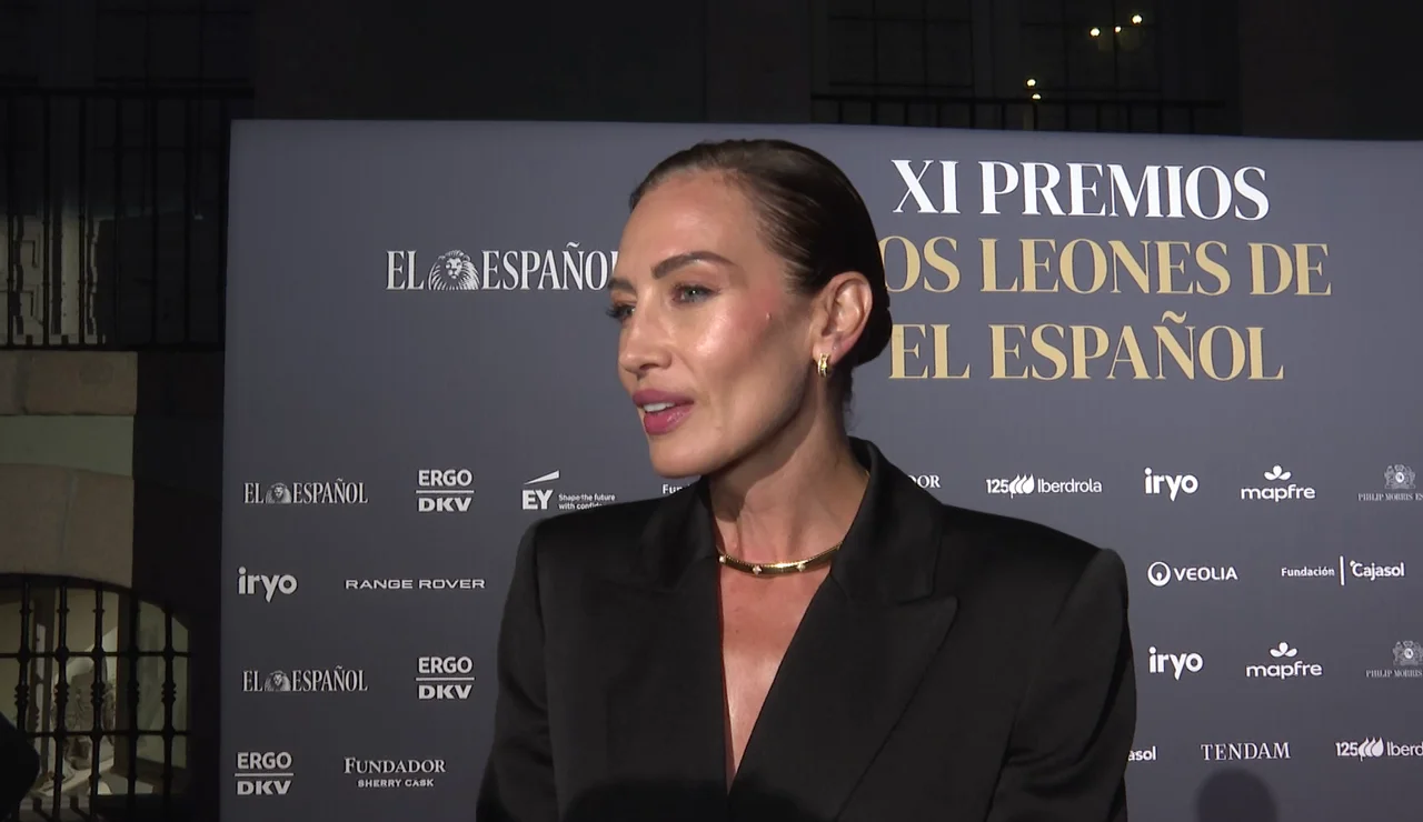 Nieves Álvarez atendiendo a la prensa