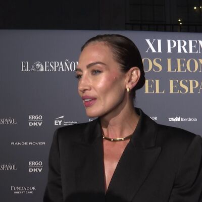 Nieves &Aacute;lvarez atendiendo a la prensa