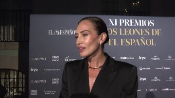 Nieves &Aacute;lvarez atendiendo a la prensa