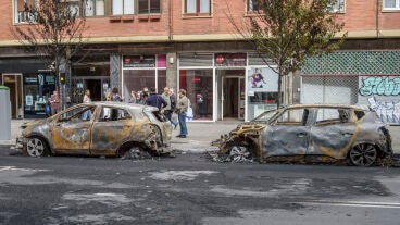 Coches calcinados por los disturbios del pasado d&iacute;a 27 en el barrio bilbaino de Deusto