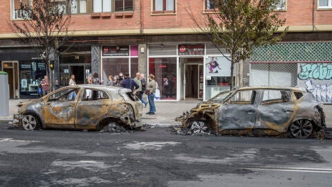 Coches calcinados por los disturbios del pasado d&iacute;a 27 en el barrio bilbaino de Deusto