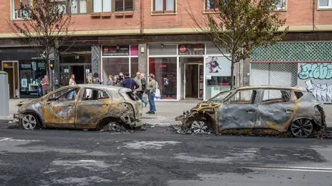 Coches calcinados por los disturbios del pasado día 27 en el barrio bilbaino de Deusto Coches calcinados por los disturbios del pasado día 27 en el barrio bilbaino de Deusto